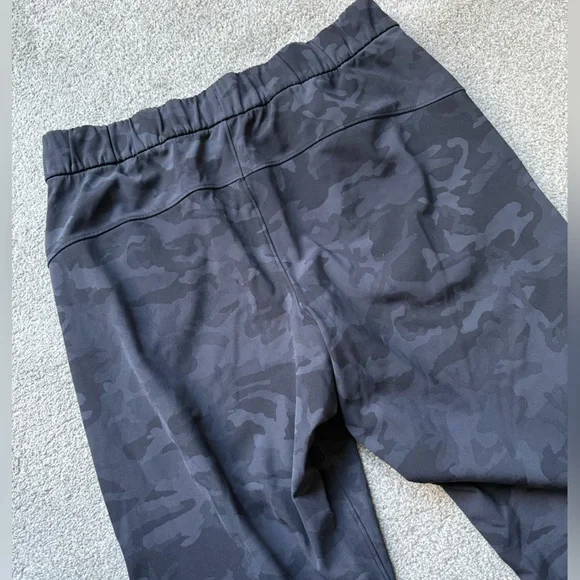 Lululemon on the fly 7/8 Pant | Size 8 - Picture 3 of 5